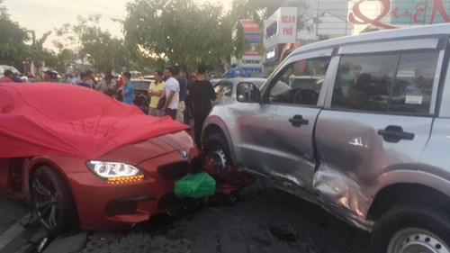 TP.HCM : Xe BMW ‘điên’ tông gãy cây xanh, đâm liên hoàn xe máy, ô tô