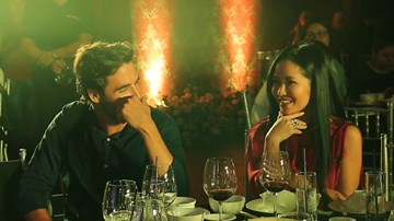 Hồng Nhung sánh bước trai Tây lạ đẹp như tài tử