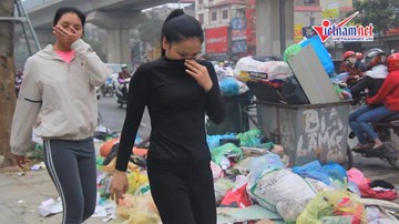 Hà Nội 'ngạt thở' vì rác chất thành 'núi' khắp các phố