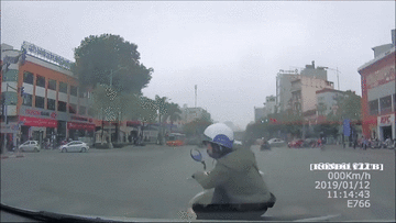 Tạt đầu ô tô, 2 mẹ con ngã văng ra đường