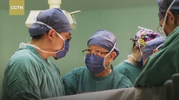 Bác sĩ 96 tuổi, tay chân biến dạng vẫn cầm dao phẫu thuật