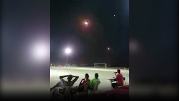 Tên lửa bay ngang sân bóng khi trận đấu đang diễn ra