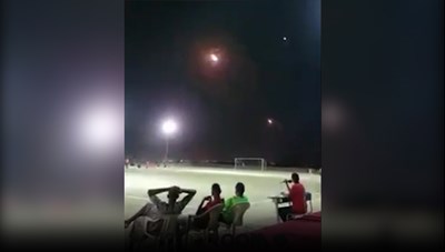 Tên lửa bay ngang sân bóng khi trận đấu đang diễn ra