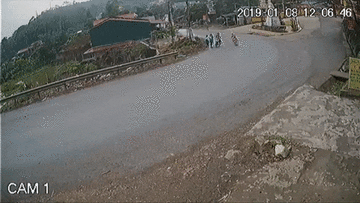 'Khúc cua tử thần' khiến hàng loạt xe máy gặp nạn tại Yên Bái