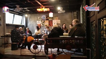 Quán cà phê độc đáo từ đồ tái chế  ở Hà Nội khiến khách Tây mê mẩn