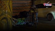 Người vô gia cư chống chọi cái rét thấu xương đêm đông Hà Nội