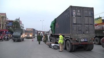 Va chạm với container, đôi nam nữ đi xe máy tử vong trên quốc lộ 5B