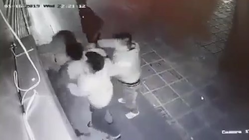 Cô gái trẻ bị 2 thanh niên đấm đá túi bụi