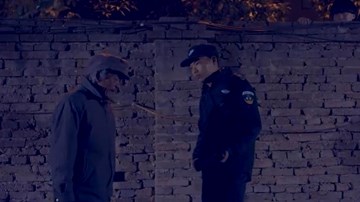 Bố đành ngủ đêm ngoài trời rét chỉ vì...thương con