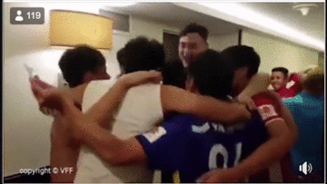 Giây phút tuyển Việt Nam vỡ òa khi biết tin vào vòng 1/8