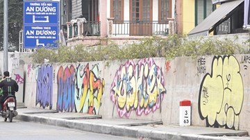 Đường trăm tỷ ở Hà Nội vừa mở rộng đã chi chít hình vẽ graffiti