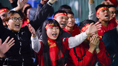 CĐV Việt Nam vỡ oà khi Công Phượng ghi bàn siêu đẹp vào lưới Jordan