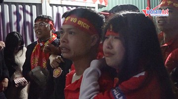 CĐV khóc, cười, hụt hẫng đến vỡ òa trong loạt penalty Việt Nam - Jordan