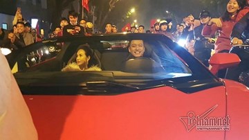 Tuấn Hưng cùng vợ lái Lamborghini đi bão mừng Việt Nam chiến thắng