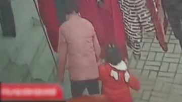 Bắt cóc trẻ em táo tợn chỉ với món đồ chơi nhỏ