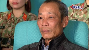 Cuộc gặp nghẹn ngào giữa cha và nữ quân nhân ‘mũ nồi xanh’