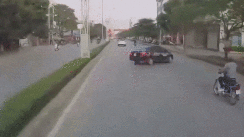 Chạy tốc độ 'bàn thờ', ô tô lật ngược kinh hoàng như phim hành động