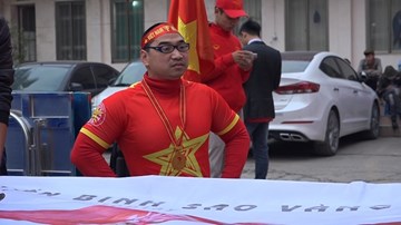 Chàng trai khuyết tật đi 40km cổ vũ đội tuyển Việt Nam đấu Nhật Bản