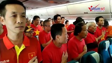 MC Phan Anh và 300 CĐV hát quốc ca trên trời UAE cổ vũ tuyển Việt Nam