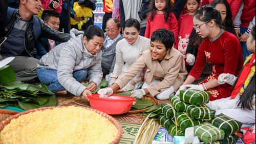Xem Hoa hậu H’Hen Niê gói bánh chưng tặng trẻ em vùng cao