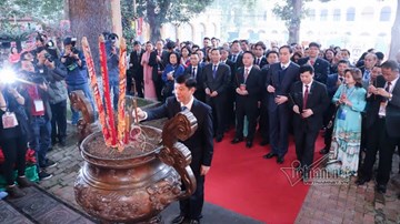 Những người con xa xứ xúc động dâng hương tại điện Kính Thiên