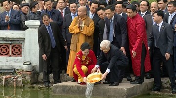 Tổng bí thư, Chủ tịch nước và phu nhân cùng kiều bào thả cá tiễn ông Táo