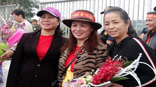 Trải lòng xúc động của mẹ Quang Hải, Duy Mạnh, Thành Chung ngày đón con về