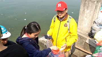 Người đàn ông Nhật đứng xin túi nilon ở Hồ Tây ngày ông Công ông Táo