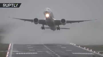 Gió lớn khiến hàng loạt máy bay chao đảo khi cất hạ cánh