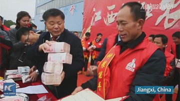 Nông dân Trung Quốc hân hoan nhận gần 800 nghìn USD tiền thưởng Tết