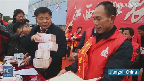 Nông dân Trung Quốc hân hoan nhận gần 800 nghìn USD tiền thưởng Tết