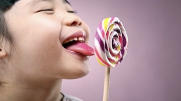 Cảnh báo nguy cơ trẻ đối mặt nếu ăn bánh kẹo 'thả phanh' ngày Tết
