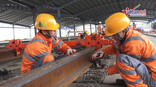 Đường sắt đô thị Nhổn - Ga Hà Nội bắt đầu lắp đặt hệ thống đường ray
