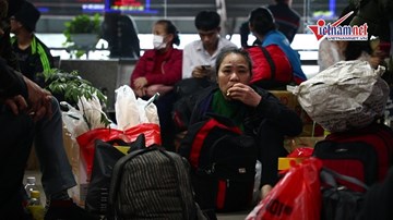 Chực chờ bến xe 27 Tết: Đường về quê ngày càng xa
