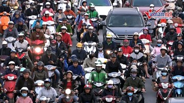 Dòng người chôn chân giữa phố trong ngày 'chia tay' Thủ đô về ăn Tết