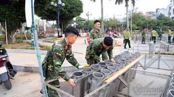 Cận cảnh trận địa pháo hoa bên hồ Gươm trước giờ 'khai hỏa'