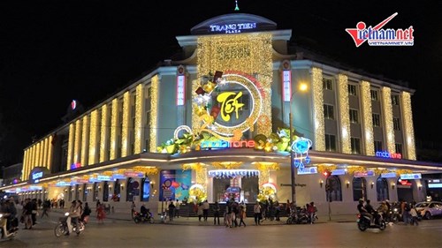 Phố phường Hà Nội rực rỡ chờ thời khắc Giao thừa