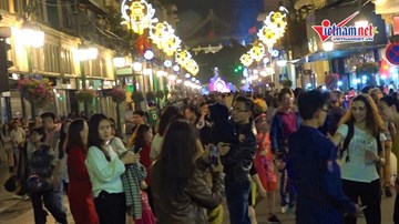 Hàng nghìn người đổ về hồ Gươm chờ đón Giao thừa