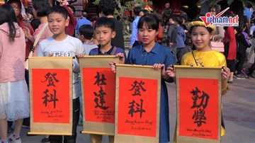 Mùng 1 Tết, Văn Miếu - Quốc Tử Giám chật cứng người xin chữ