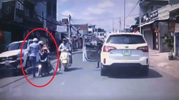 Người đàn ông tát người  phụ nữ vì tông phải con mình gây phẫn nộ