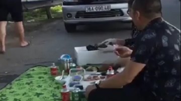 Vô tư trải nilon ngồi ăn uống ngay trên đường cao tốc