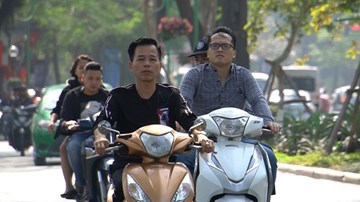 Người Thủ đô đi chơi Tết: Vun vút ngược chiều, đầu trần 'kẹp 4' xuống phố