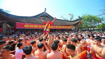 Hàng nghìn người reo hò trong điệu múa trai giả gái của quan đám ở Đồng Kỵ