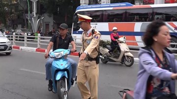 'Quên' mũ bảo hiểm mùng 5 Tết, nhiều người bị 'mời' xuống dắt xe