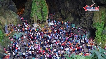 Đường vào động Hương Tích ùn tắc nửa cây số trước ngày khai hội chùa Hương