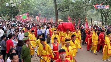 Nhét lộc hoa vào bao tải tránh cảnh cướp lộc hỗn loạn tại hội Gióng