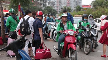 Trở về Thủ đô sau nghỉ Tết: 'Hết hồn' với giá xe ôm, taxi
