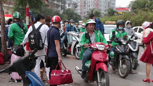 Trở về Thủ đô sau nghỉ Tết: 'Hết hồn' với giá xe ôm, taxi