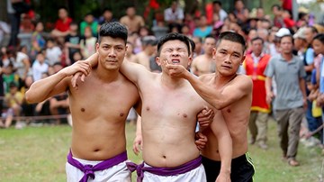 Tranh chấp rách cằm, đổ máu tại Lễ hội vật cầu làng Thúy Lĩnh