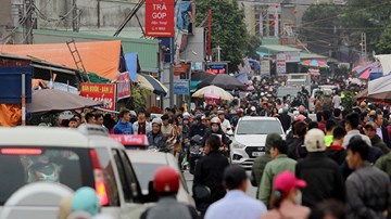 Hàng vạn du khách đổ về chợ Viềng, ôtô kẹt cứng hàng km